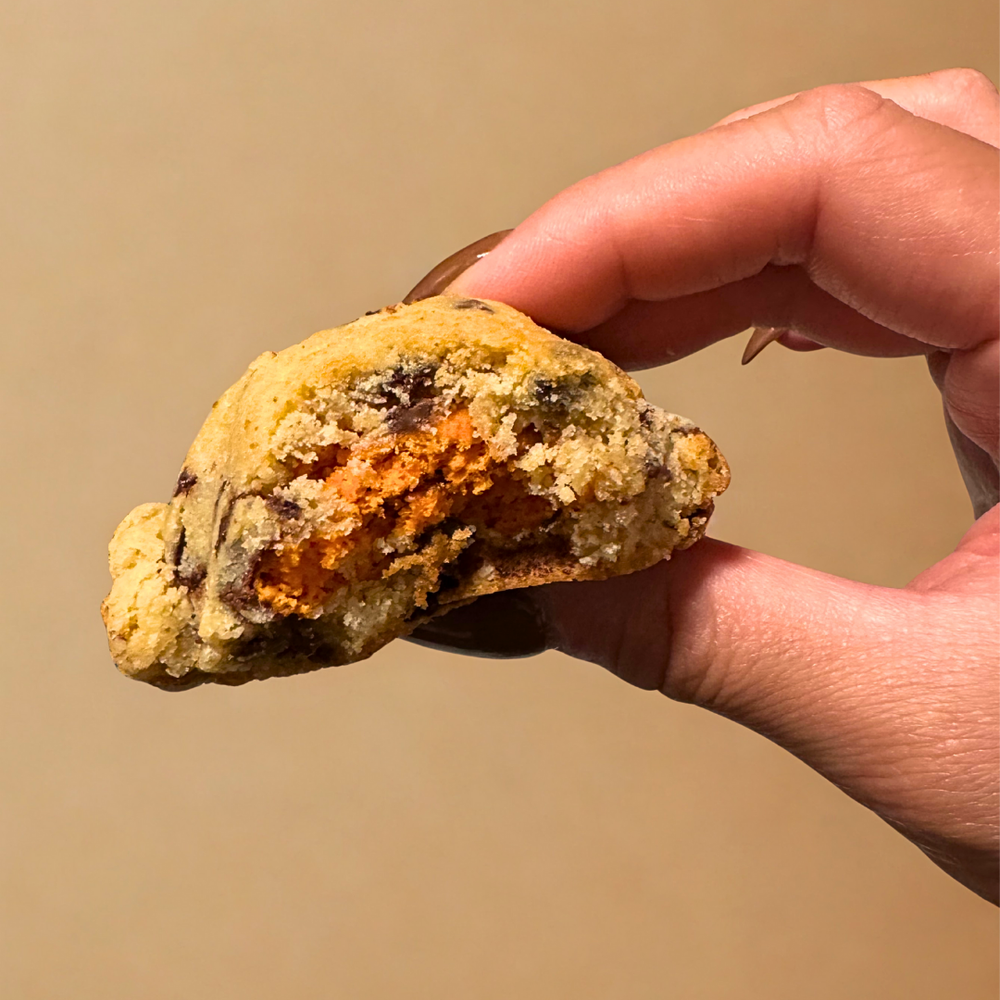 CHOCOLATE CHIP MOOKIE (MACARON-STUFFED COOKIE)