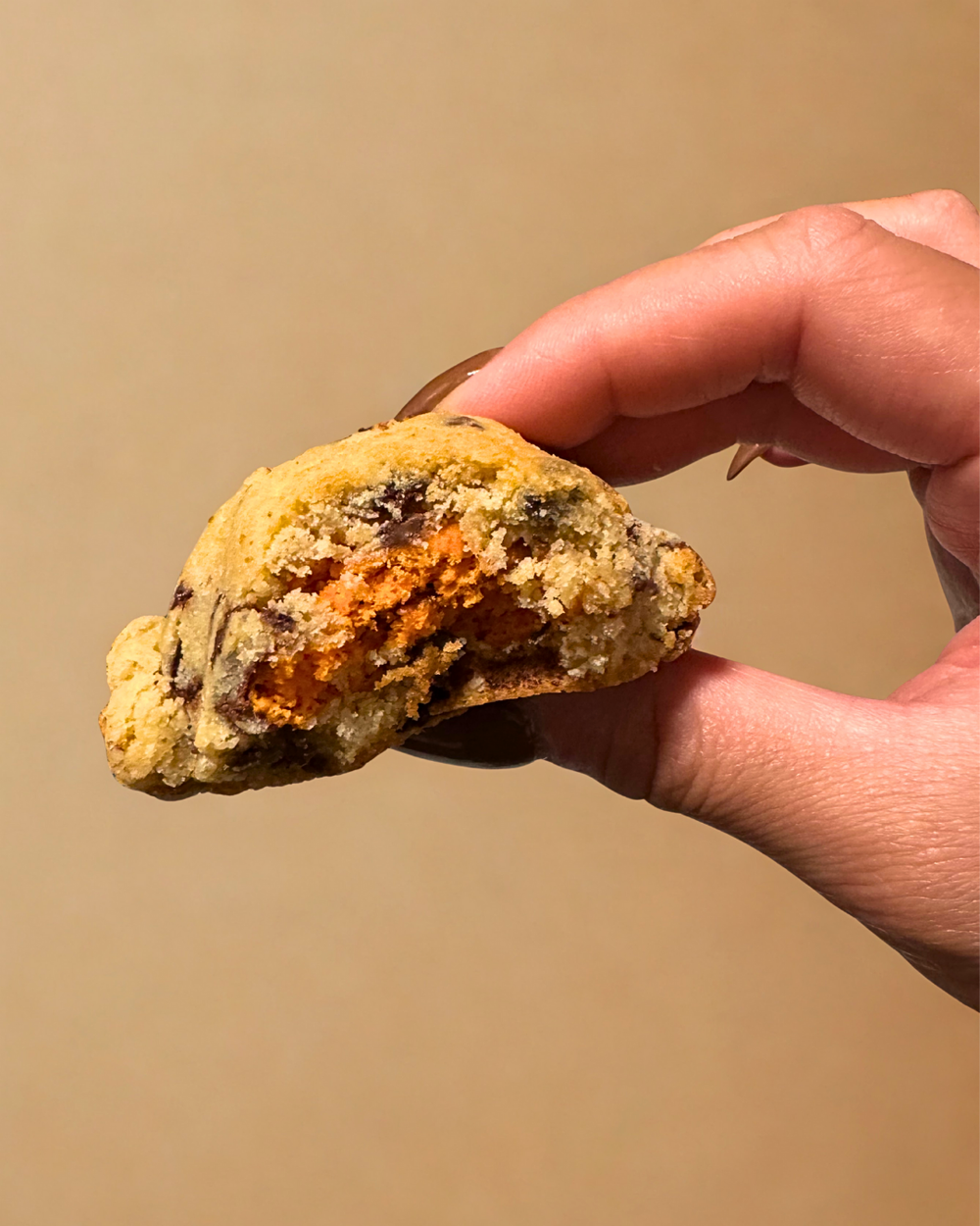 CHOCOLATE CHIP MOOKIE (MACARON-STUFFED COOKIE)