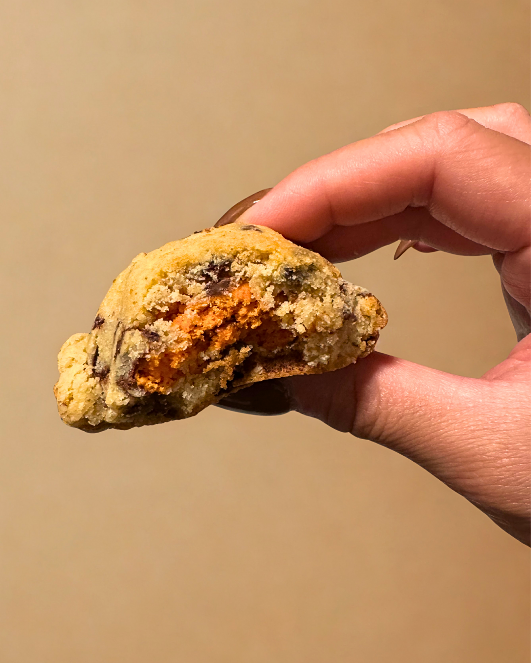 CHOCOLATE CHIP MOOKIE (MACARON-STUFFED COOKIE)